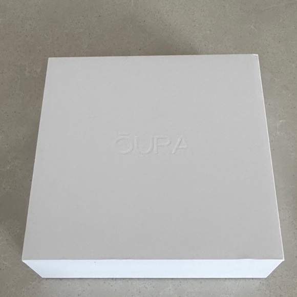 Oura Ring Gold Gen 3 - Picture 2 of 5